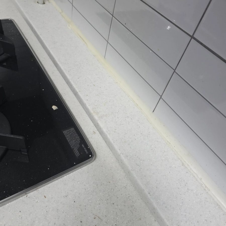 실리콘 재시공 전 누렇게 변색된 실리콘 사진
