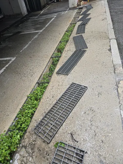 트렌치 덮개가 분리되어 쌓인 시공 전 사진