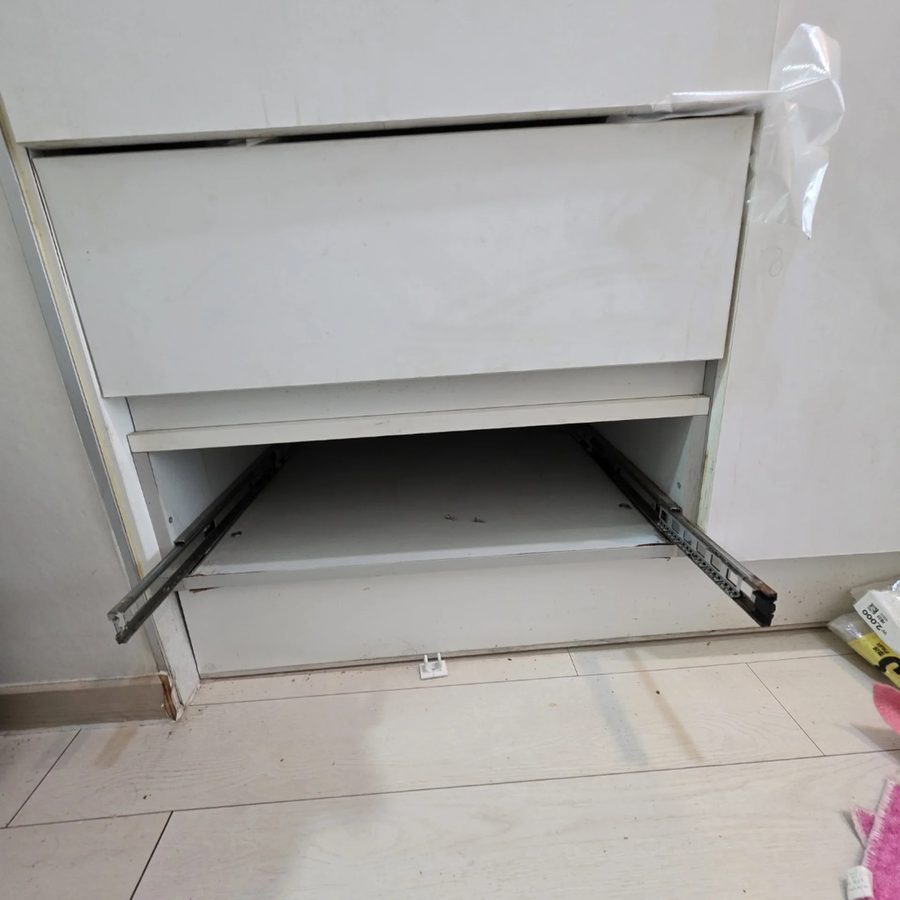 서랍 수리 전 레일이 빠져 기울어진 서랍 사진